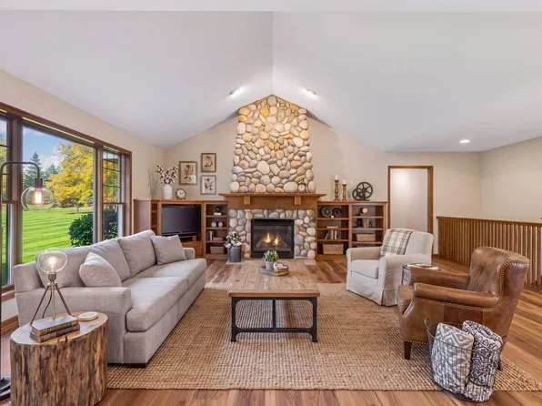 9813 Wedgewood Cir, Woodbury, MN 55125