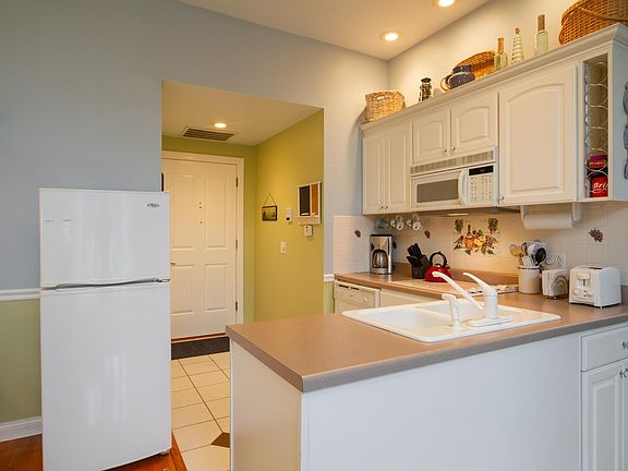 5th image of W3216 S Lakeshore Dr #209