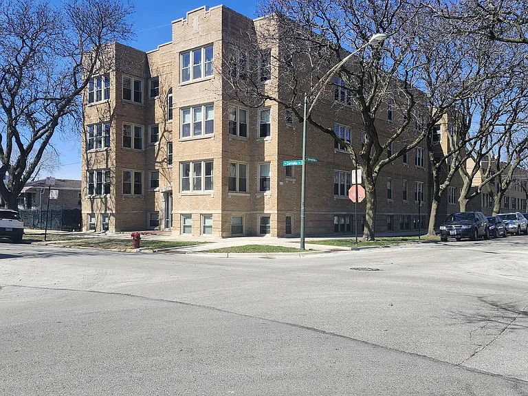 3900 W Cornelia Ave #2W — Photo 1