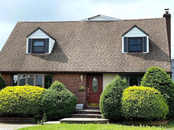 37 Amby Ave, Plainview, NY 11803