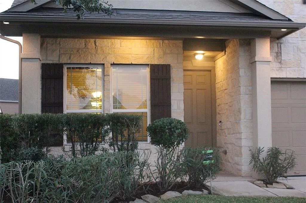 4 bed, 2.5 bath, 2463 sqft, $2,675 — Photo 3