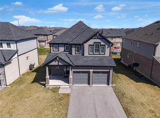 27 Monarch St, Welland, ON L3C 0E6