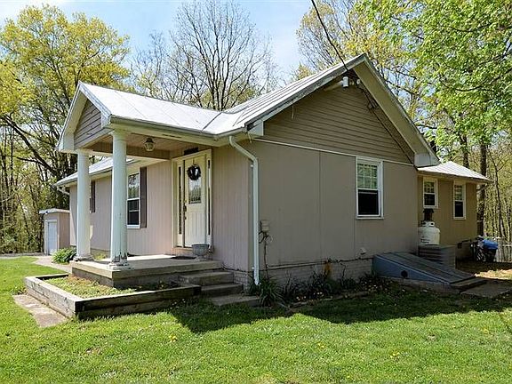 3rd image of 1090 Lakeview Dr