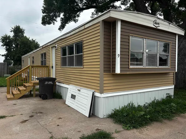 318 N 1st St #9, Doniphan, NE 68832