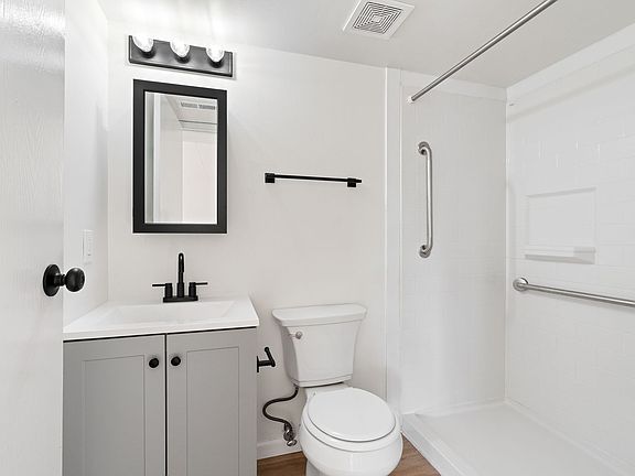 2nd image of 2860 Washington Blvd #4