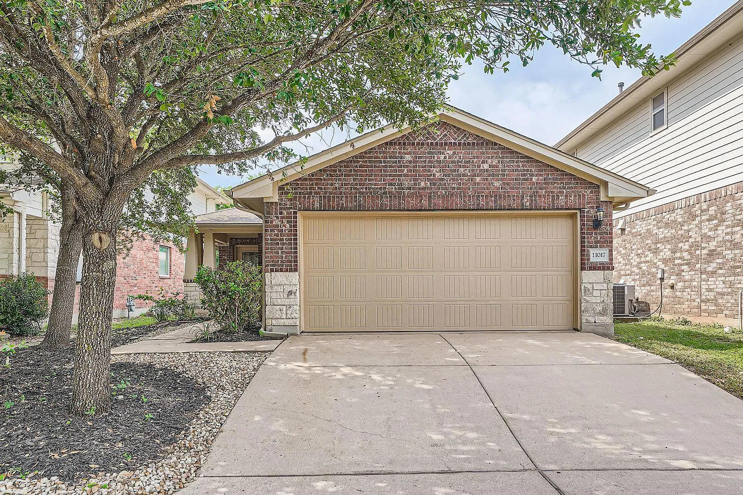 3 bed, 2.0 bath, 1424 sqft, $2,000 — Photo 1
