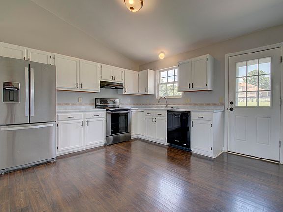3rd image of 32 Creekside Dr