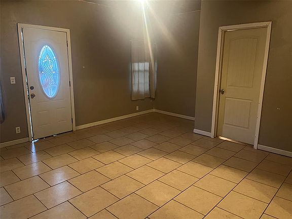 3rd image of 529 SW 32nd St