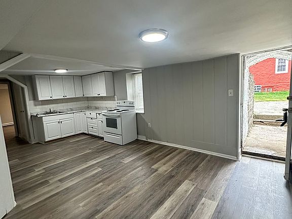 3rd image of 162 Melrose Ave #4