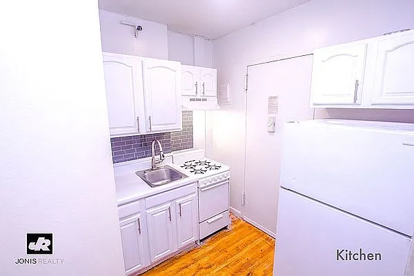 Rented by Jonis Realty | media 8