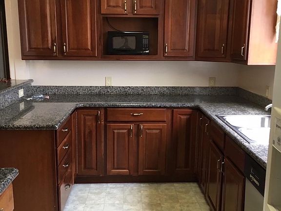 4th image of 548 Plymouth Ave