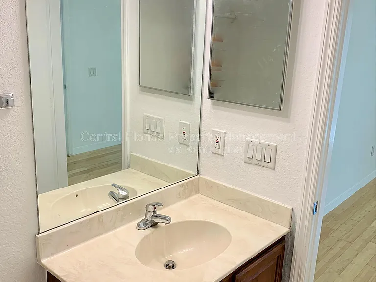 2460 Grand Central Pkwy #13 — Photo 18