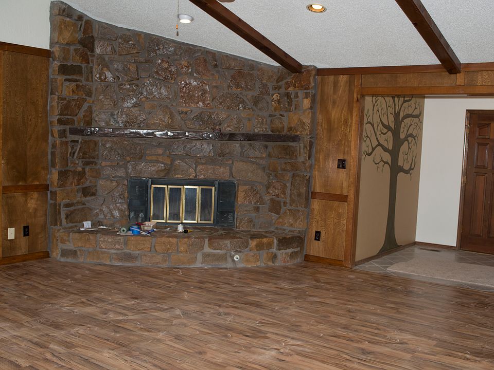 NEW pergo in living & hall!