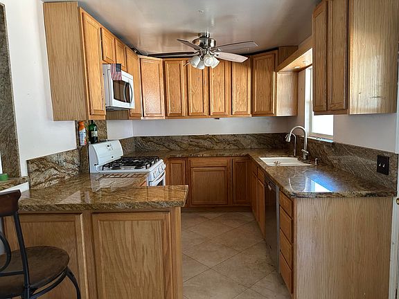4th image of 1076 E Mountain View Avenue