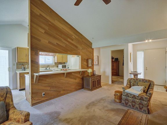 Breakfast bar & open kitchen