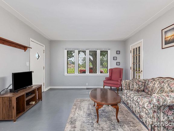 5th image of 903 Edna St SE