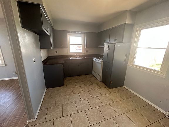 3rd image of 1812 Elmendorf Ave