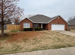 812 Grant Ave, Prairie Grove, AR 72753