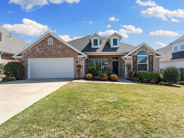 2704 N Grey Squirrel Dr, Fayetteville, AR 72704