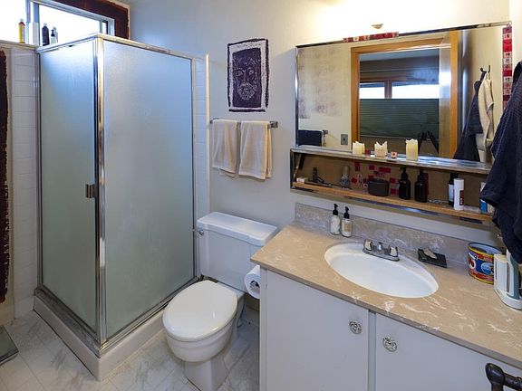 5th image of 6085 Larchmont Dr