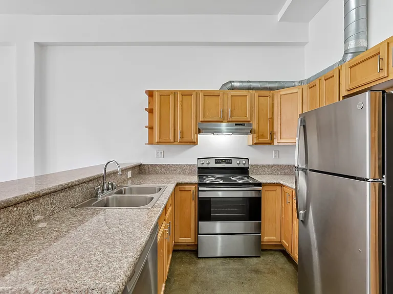 1725 W. 6th St — Photo 11