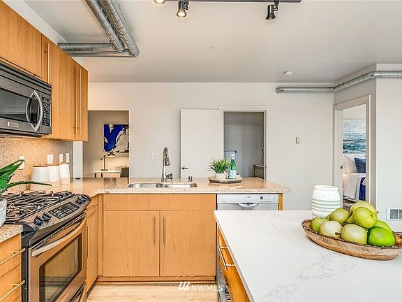5th image of 530 Broadway E APT 409