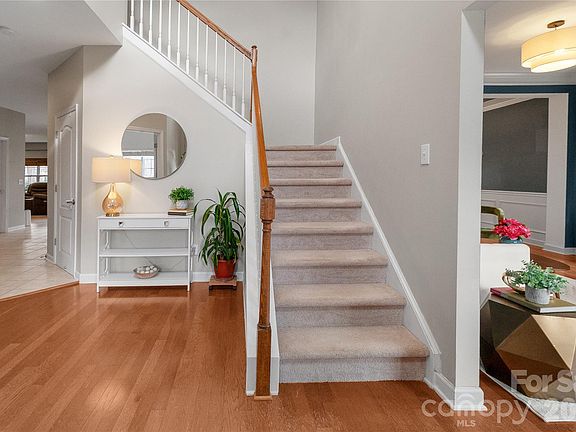 3rd image of 425 Stowe Rd