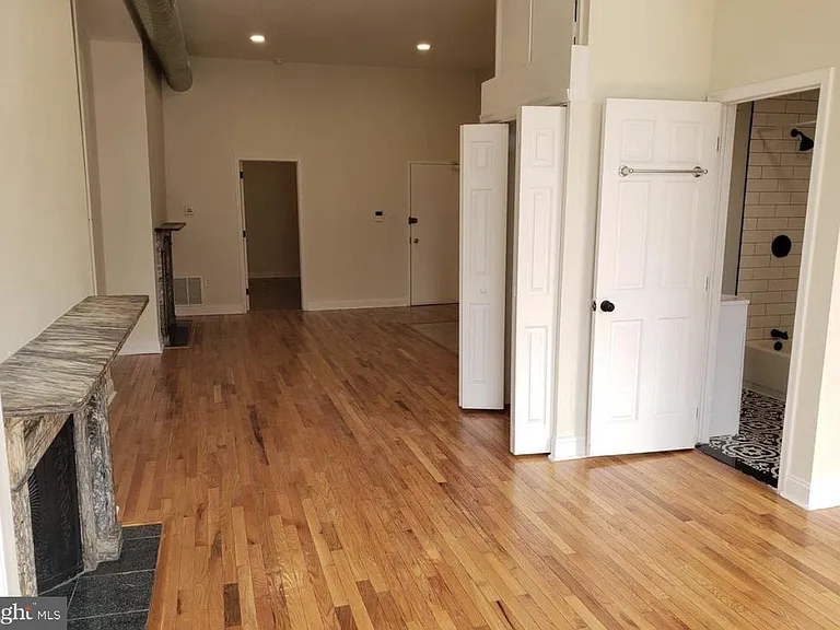 327 Race St #2A — Photo 4