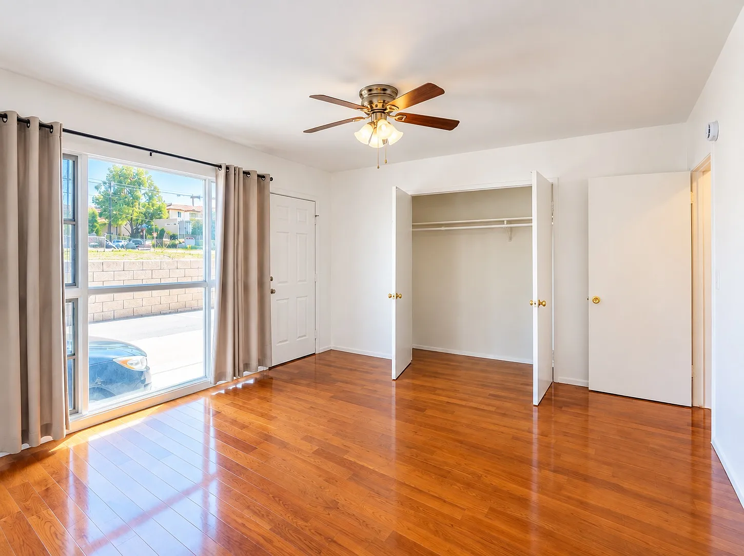 2 bed, 1000 sqft, $2,300 — Photo 2