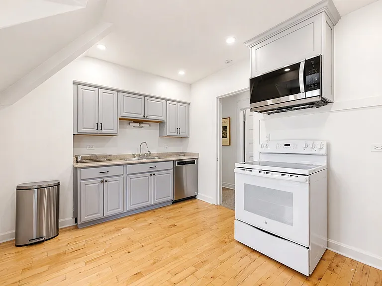 235 1/2 Greenwood St #CH — Photo 10