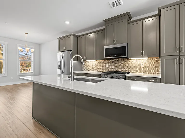 539 W Tremont Ave — Photo 4