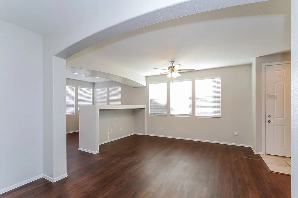 3 bed, 2.5 bath, 1727 sqft, $2,100 — Photo 4