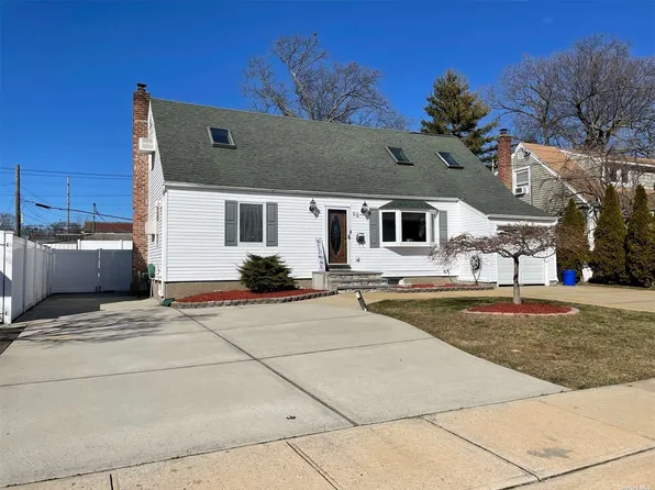 31 Tyrconnell Ave, Massapequa Park, NY 11762