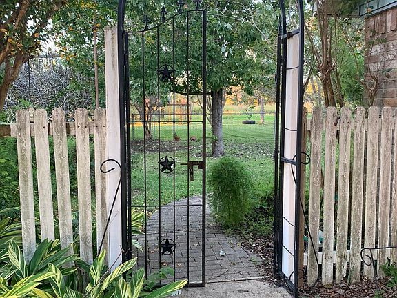 Backyard Entry from Driveway