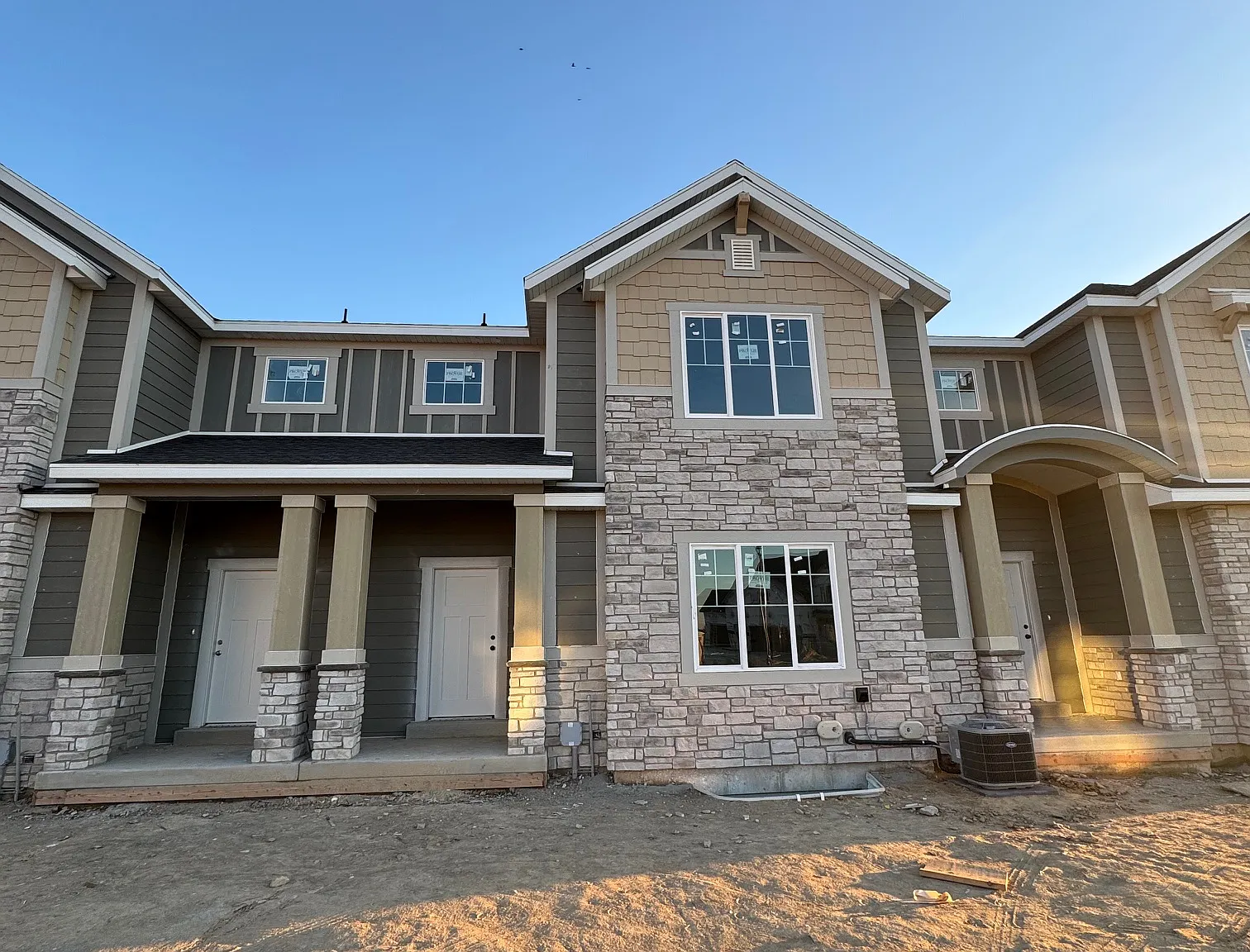 3 bed, 2.5 bath, 2440 sqft, $2,100 — Photo 1