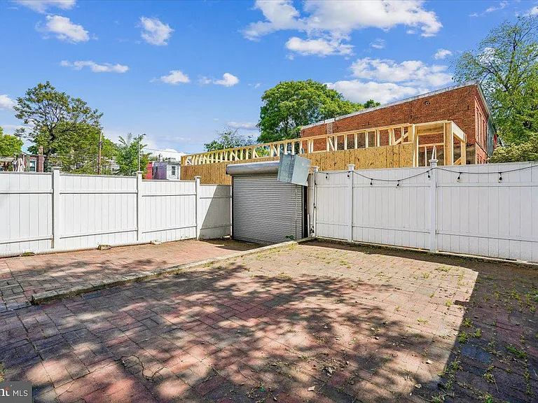 1339 C St NE — Photo 21