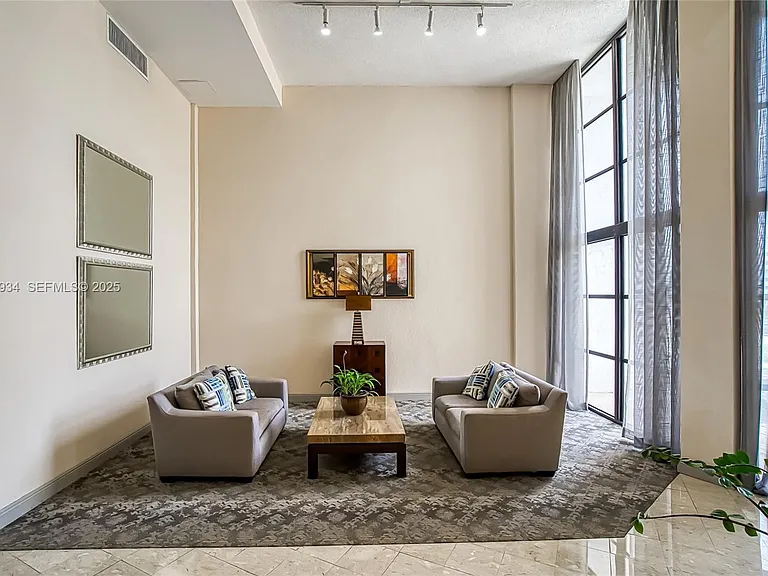 400 Leslie Dr #305 — Photo 37