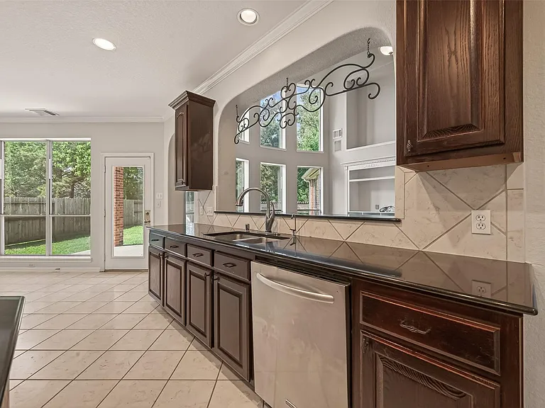 8110 Clearwater Xing — Photo 15