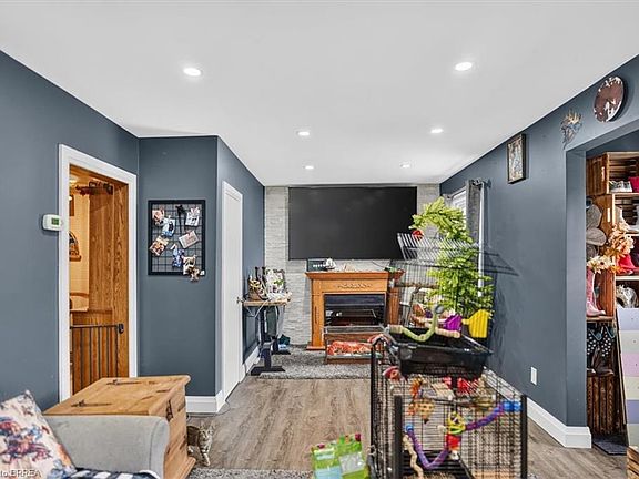 3rd image of 60 Park Rd N