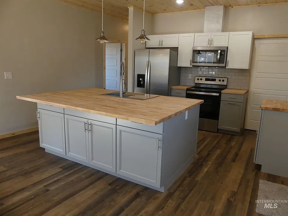 Kitchen with a large island
