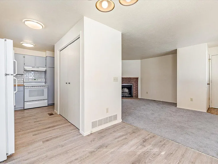2304 W Canal St — Photo 8