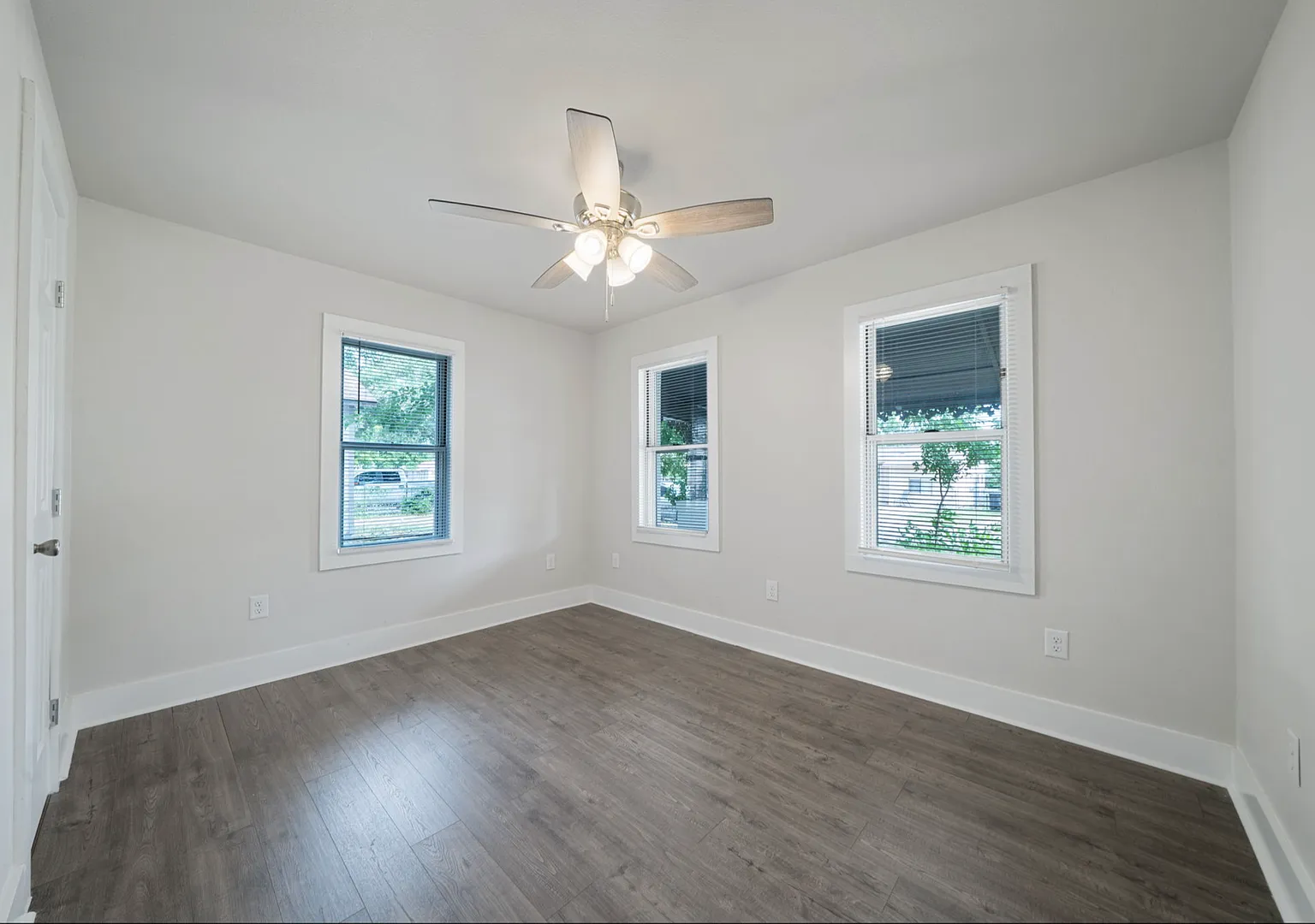 Beautiful newly remodeled 3 bd | 2 ba Available NOW! Located 10 min from Alamo Quarry! — Photo 3