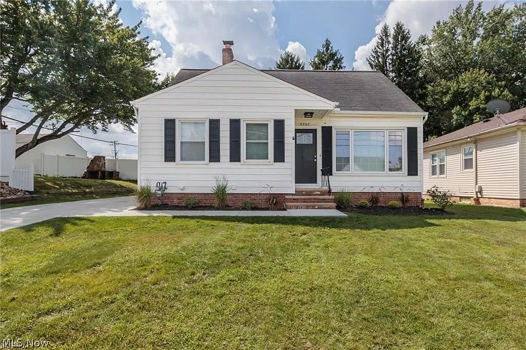 3 bed, $2,000 — Photo 1