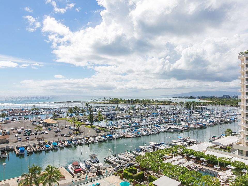 Nearby the beautiful yacht harbor & Ala Moana