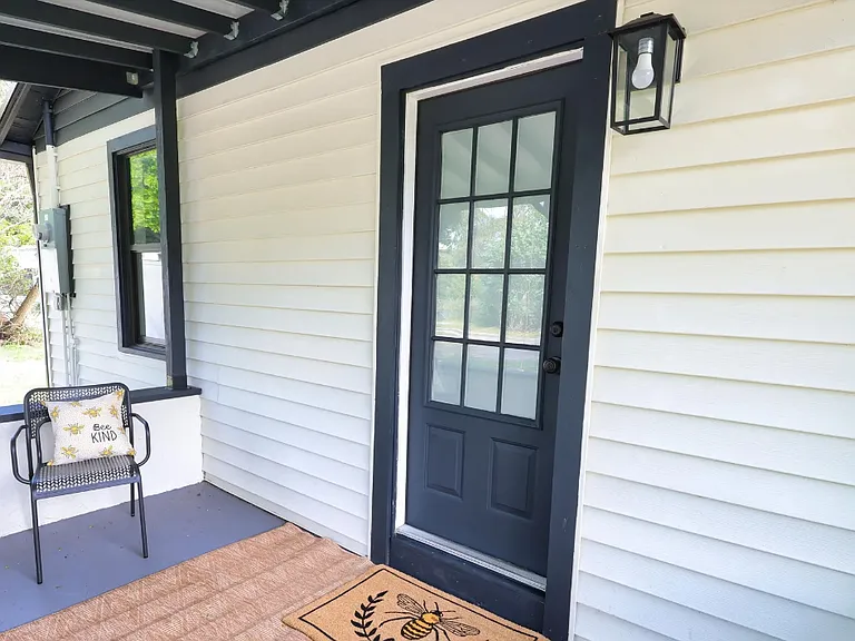 3303 Avenue F — Photo 2