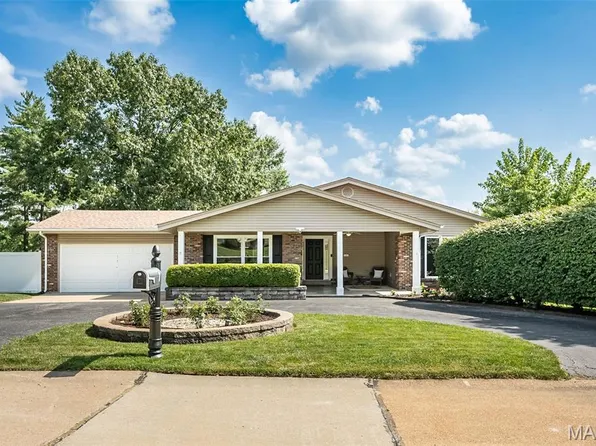 7 Nicolet Dr, Ballwin, MO 63011
