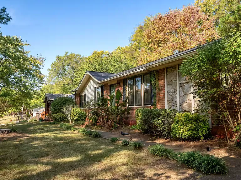 302 Lynn Dr — Photo 11