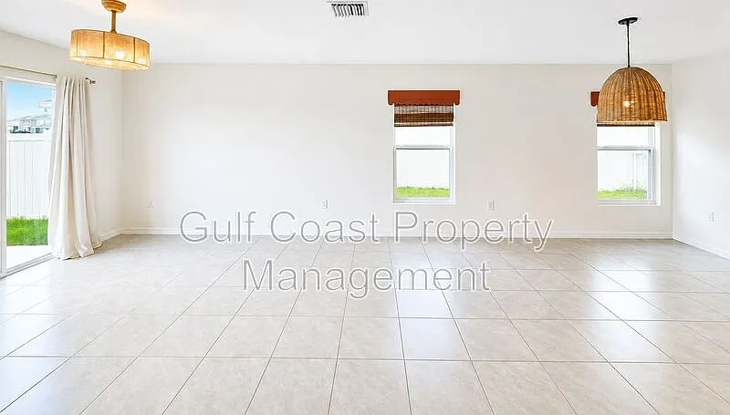 5 bed, 3.0 bath, 2502 sqft, $2,599 — Photo 2