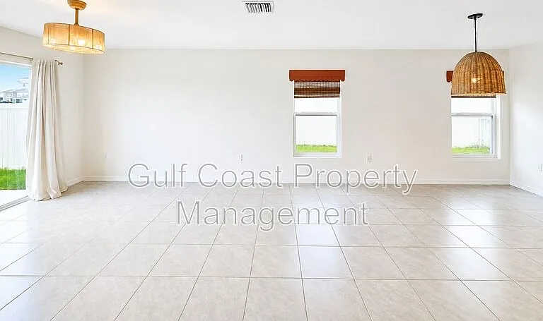 10219 Charlotte Dr — Photo 2
