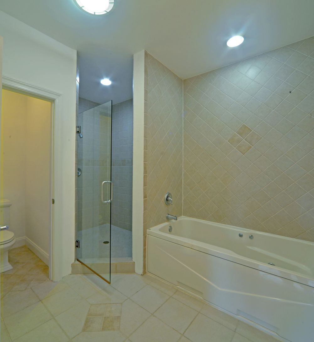  Large 2nd master bath on 1st floor